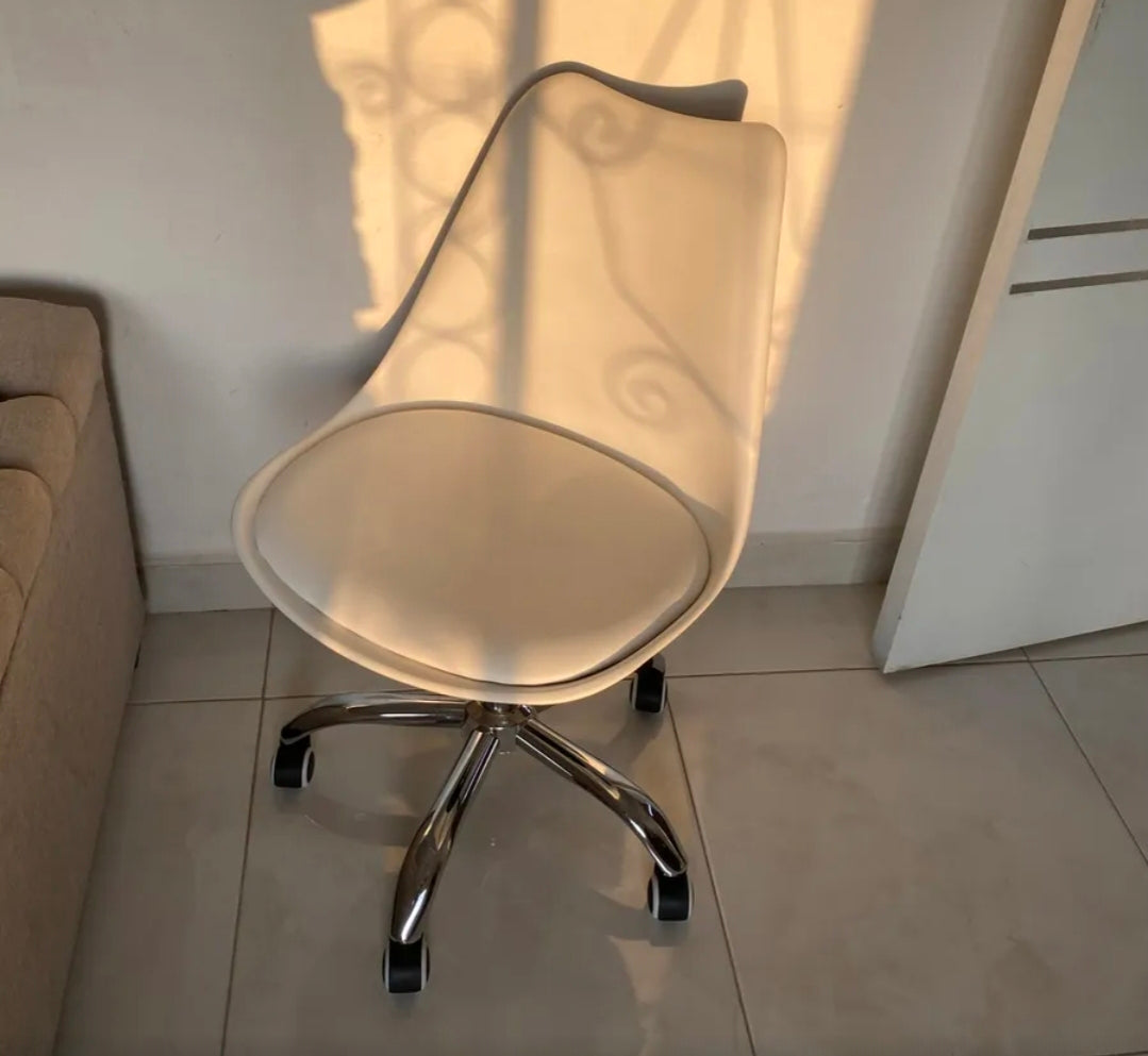 Silla eames ejecutiva con asiento  acochado y rueditas