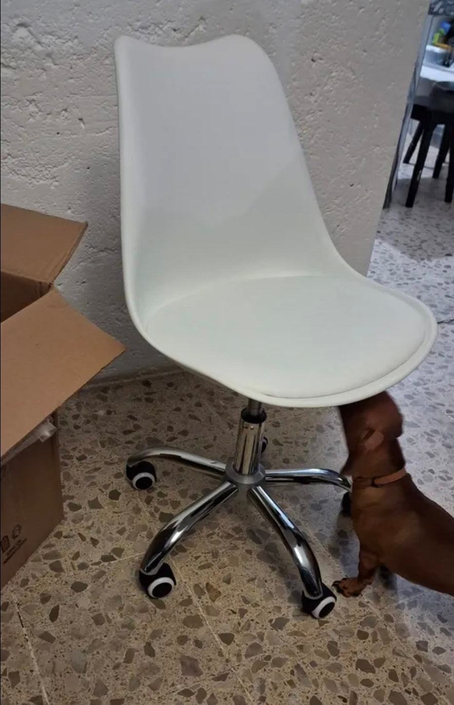 Silla eames ejecutiva con asiento  acochado y rueditas